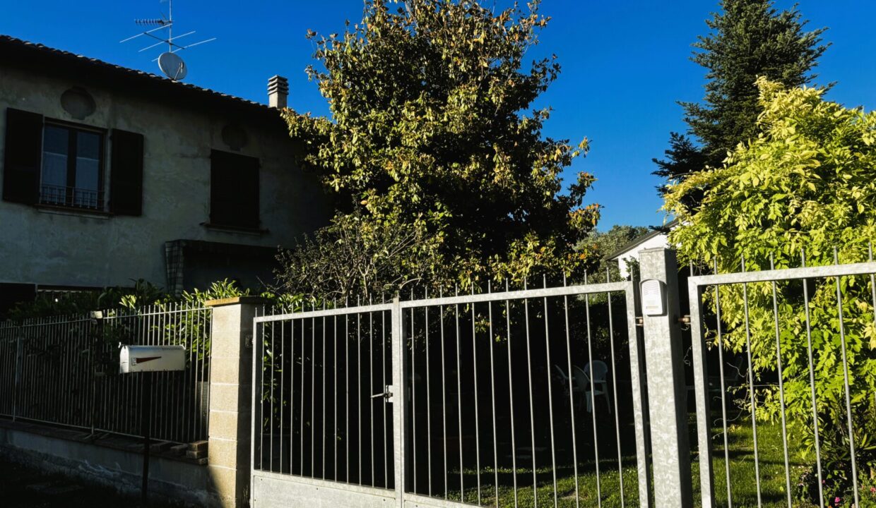 facciata casa ristrutturata con giardino Colorno campagna