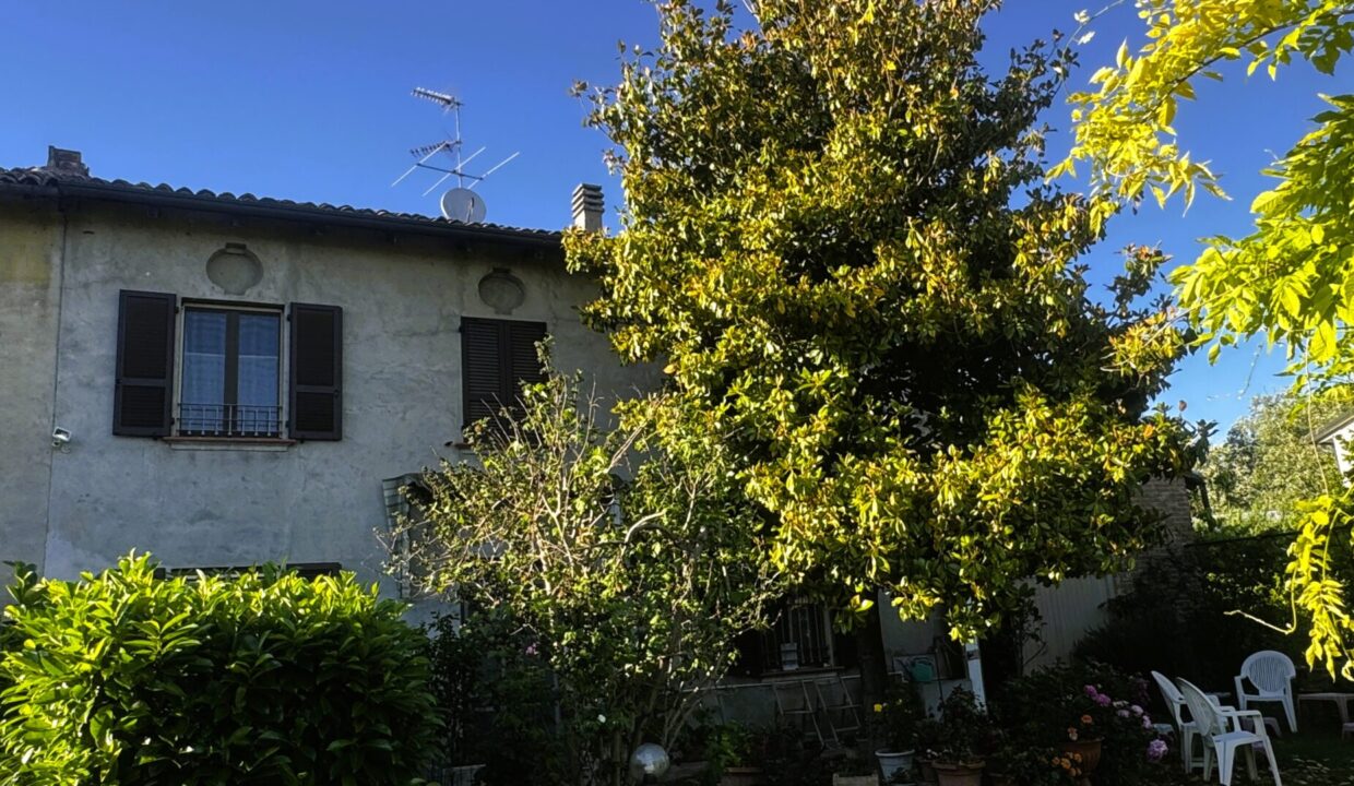 facciata casa ristrutturata con giardino Colorno campagna