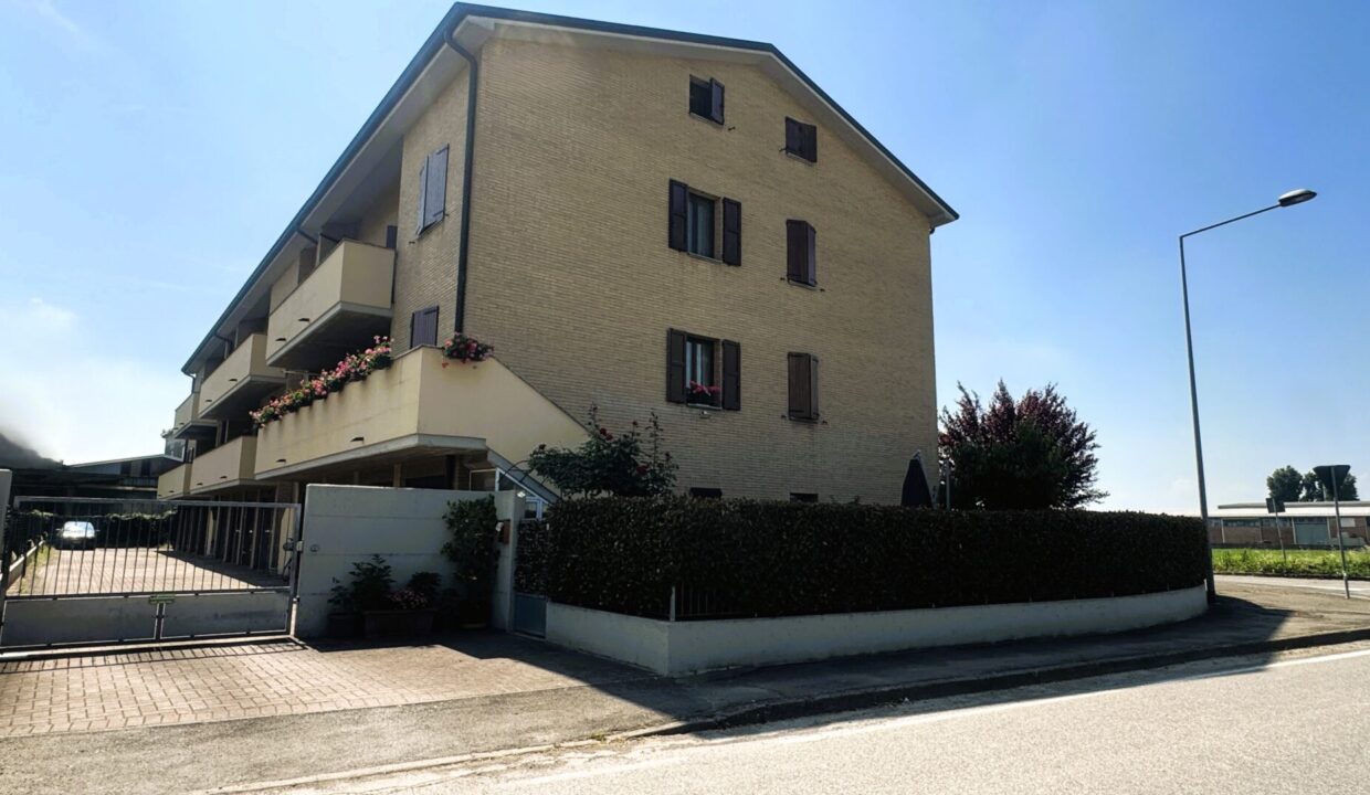facciata appartamento con giardino Mezzano Inferiore