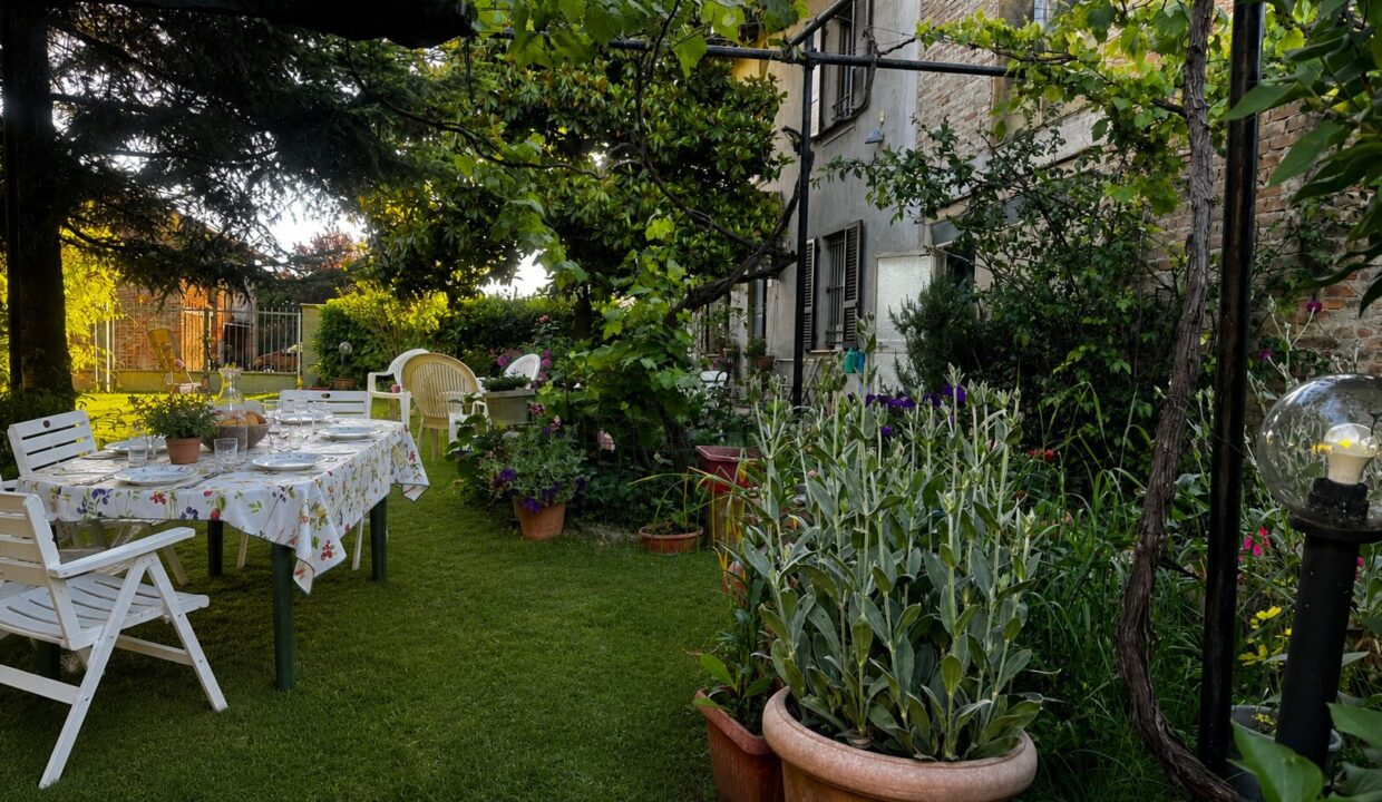 giardino casa ristrutturata con giardino Colorno campagna