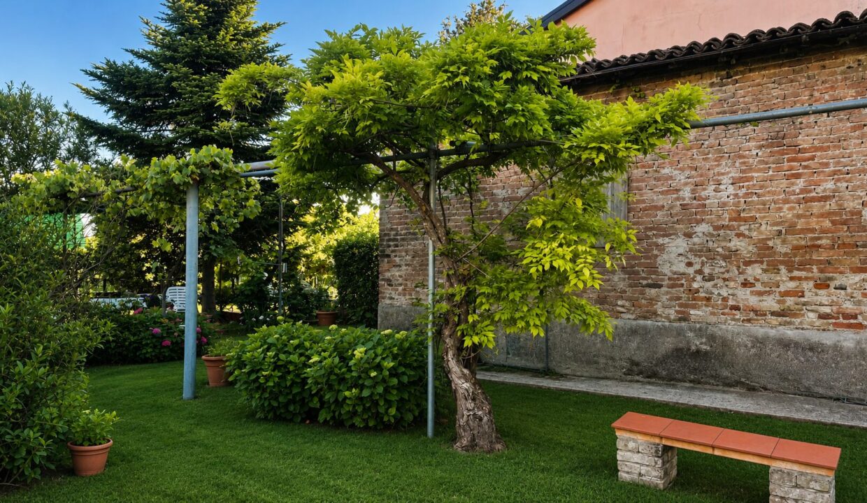 giardino casa ristrutturata con giardino Colorno campagna