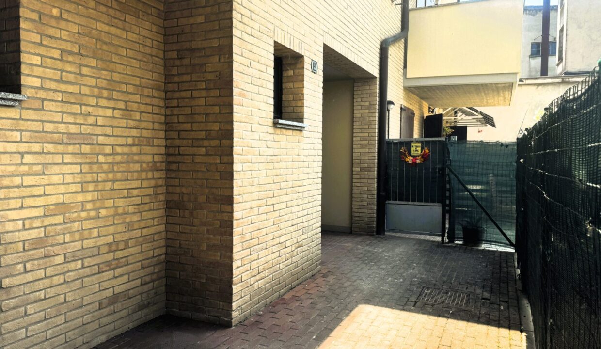 ingresso palazzo appartamento con giardino Mezzano Inferiore